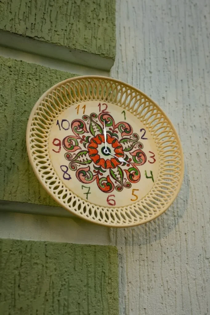 circular-clock-indoors-still-life